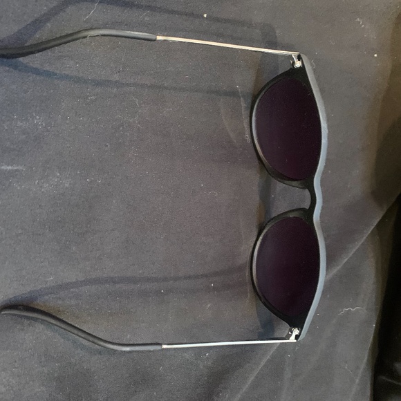 LIGHTLY USED CUTE BLACK SUNGLASSES - Picture 4 of 4